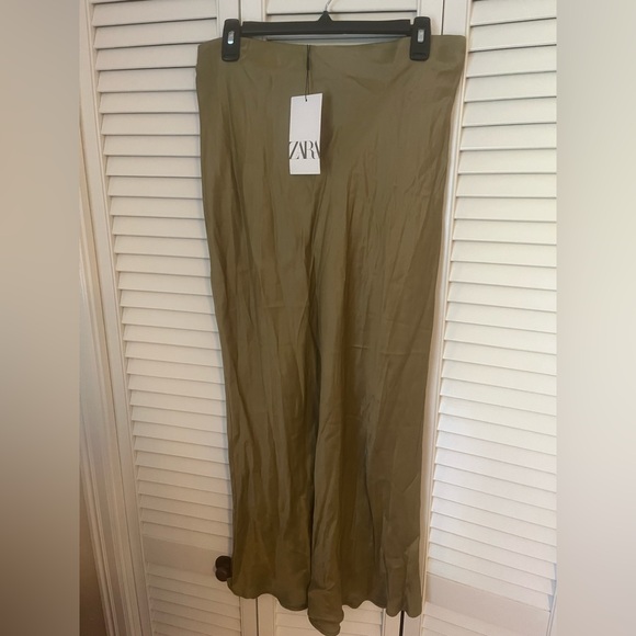 NWT Zara olive green satin midi skirt - elastic waist - XL - Picture 1 of 3